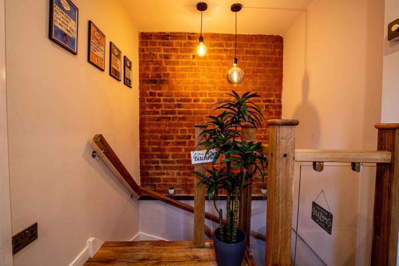 Hébergement de vacances Vip - 2 Bedroom Grade 2 Luxury Industrial House With Log Burning Fire & Electric Blinds In The Heart Of The Jq Birmingham