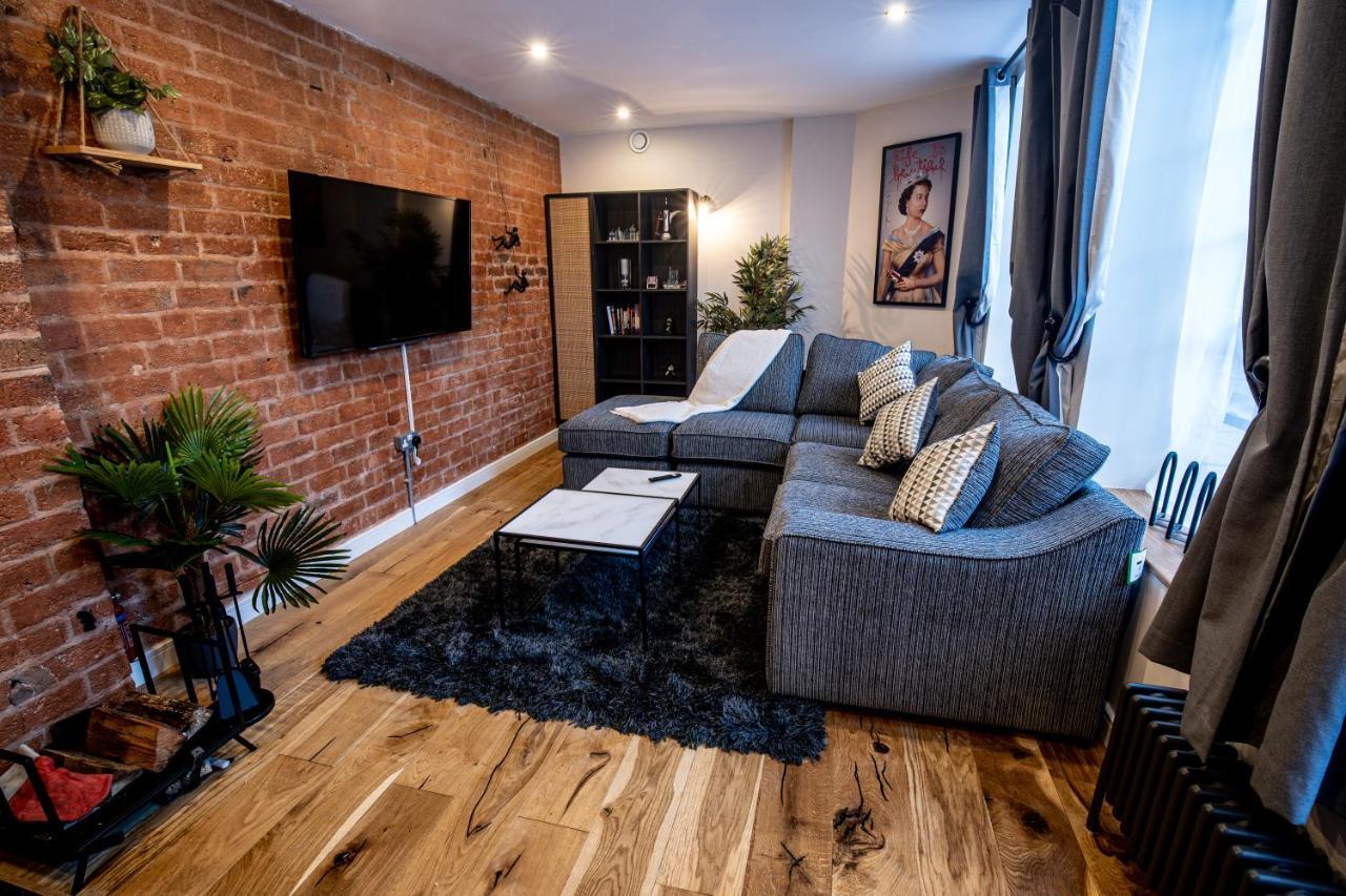 Hébergement de vacances Vip - 2 Bedroom Grade 2 Luxury Industrial House With Log Burning Fire & Electric Blinds In The Heart Of The Jq Birmingham