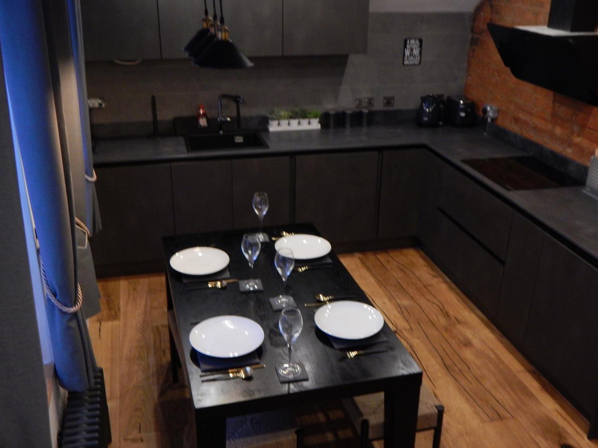 Vip - 2 Bedroom Grade 2 Luxury Industrial House With Log Burning Fire & Electric Blinds In The Heart Of The Jq